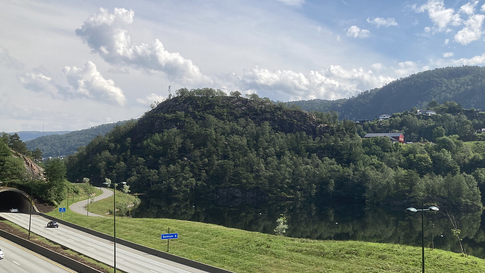 Stemshaugen i NØ-enden av Liavatnet og vest for Lyngbødalen