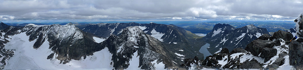 Panoramabilde fra toppen. Nærmest fra venstre Midtre, Søre og Austre Leirungstindene, Vestre Leirungstind, Vesle Knutholstind ( skimtes foran Vestre LT). I bakgrunnen fra venstre Austre og Vestre Kalvehøgde, Leirungskampen, Torfinnsdalen nedover mot Bygdin, Torfinnstindane og Kvitskardtinden