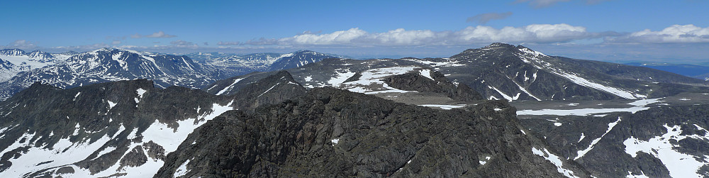 Skarvflytindene fra Nørdre (venstre) til Søre, og Skarvflyløyfttinden (flatt topp-parti med snøflate) og Skarvflyløyfttinden SØ1 bakenfor NØ for Austre Leirungstinden