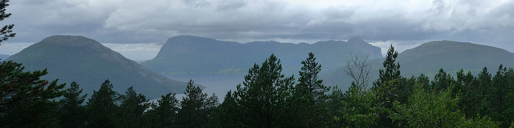 Lite panorama fra Bøheia. Fra venstre Sågneskolla, Risnesnipa og Lifjellet og Kolgrovheia