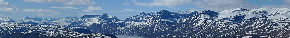 Utsikt mot NV deler av Jotunheimen fra Bitihorn. Falketind til venstre, x antall fine topper mellom og Kalvehøgde/Rasletind mot høyre