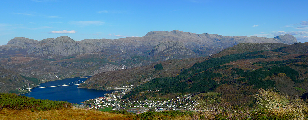Dale i Sunnfjord med Dalsbrua fra 2013. Kringla, Blåeggi, Blægja og Kvamshesten i bakgrunnen
