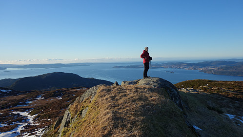 Astrid på toppen av Vetlahorgi på Fusafjellet. Osøyri og Øyane i bakgrunnen
