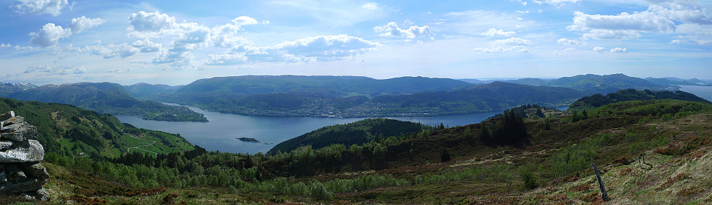 Utsikt mot vest - Arna og Åsane i Bergen fra varde vest for Erstadfjellet