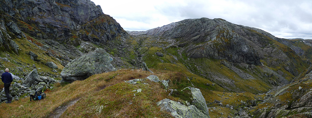 Helge registrerer fangstgraven som ligger helt til venstre i bildet, i overgangen fra Bjørndalskjeften til Breihjellen. Bjørndalen ned til høyre 