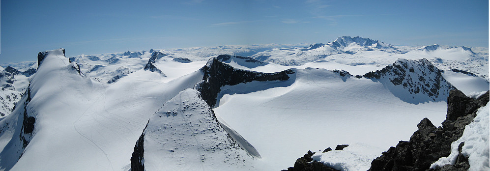 Utsikt fra Sokse. Fra venstre Storebjørn med "Bjørnelabben", Bjørnungen med Veslebjørn bak og Skeie