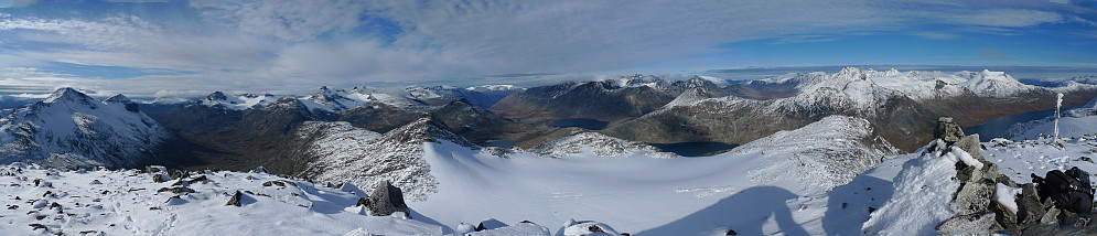 Panorama I Høgvagltinden fra vest (Rauddalstindane) til østnordøst (Semeltinden)