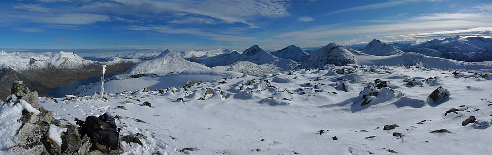 Panorama 2 Høgvagltinden fra ØNØ Semeltinden, Skarddalstinden, Rauddalseggje, Snøholstinden, Austre Rauddalstind, Mjølkedalstinden og Sagi helt til høyre i sør