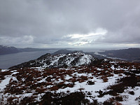 Utsikt vestover fra Sørbøheia. Fjellstjørnryggen skimtes mot vest som en forlengelse av ryggen, men Eide ligger mellom
