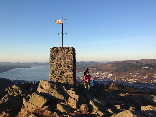 Løvstakkvarden i ettermiddagsol 2. mars 2012