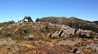 Fra Utsikten mot toppen på Søre Midtfjellet med Fjell-hytten. De to toppene på Rundemanen i bakgrunnen