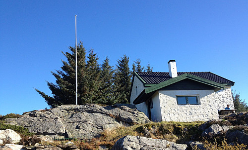 Flaggstangen til Fjell-hytten markerer toppen på Søre Midtfjellet!