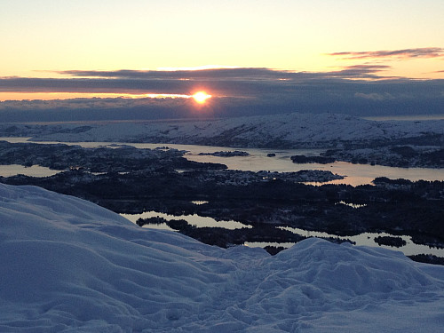 Solen i ferd med å gå ned over Sotra .....