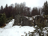Steinkonstruksjonen ved stien mot Erstadfjellet