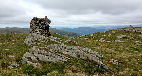 Øyvind på Haugevarden - høyeste punkt på Bergens byfjell. Hauggjelsvarden til høyre i bakgrunnen