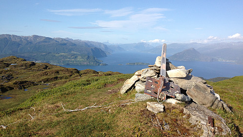 Skyrausa eller Slåttenuten med Hardangerfjorden og Samlen i bakgrunnen til høyre