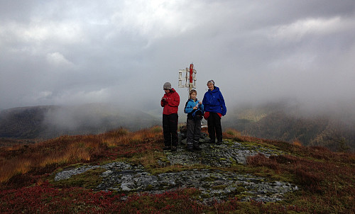 Liv Synnøve, Ole-Einar og Astrid ved gjenreist trig-stang på Alefjellet