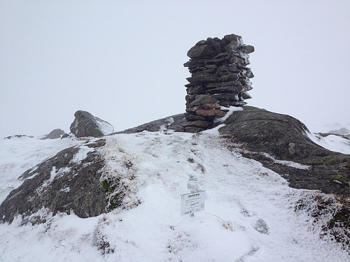 Hauggjelsvarden med skilt og greier like ved. GPS 302665 6698705