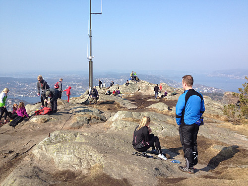 Ingen grunn til å føle seg ensom på Lyderhorn en slik dag!