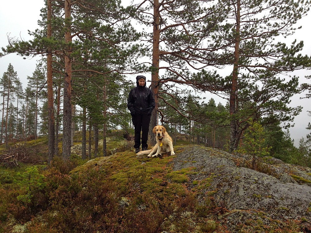 Astrid og Ayla på høyeste punkt på Bomåsen. Stedet der stien går og der det er utsikt i bakgrunnen