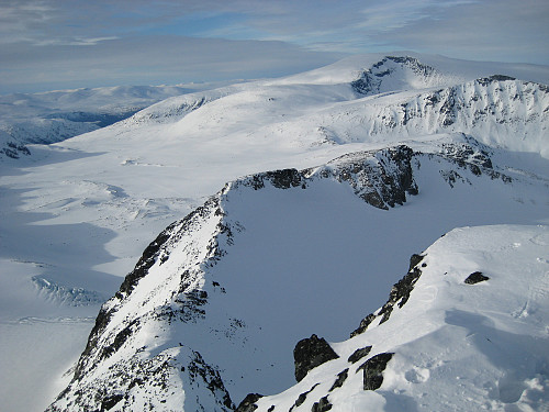 10. april 2010. Fra toppen av Store Veotinden mot Nestnørdre og Nørdre Veotinden. Ryggjehøe og Glittertind i bakgrunnen