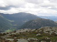Utsikt nordover fra Rødsfjellet mot Øvredal. Sveningen i bakgrunnen, Gråfjellet (486) til høyre for Øvredal