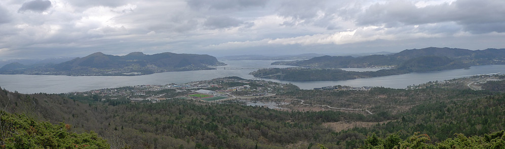 Panorama fra Indregardsfjellet. Knarvik i forgrunnen. Bergen - Åsane til venstre, Nordhordlandsbroen, Flatøy og Meland til høyre