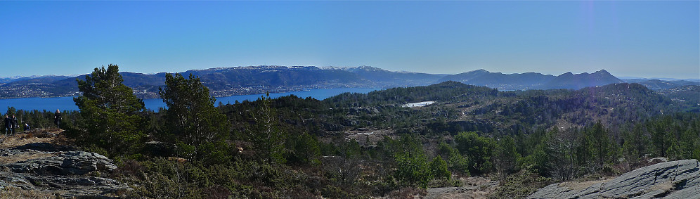 Panorama fra Kolbeinsvarden mot Bergen. De mest prominerende fjell fra venstre: Rundemanen, Ulriken, Løvstakken og Lyderhorn