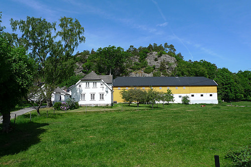 Herkelåsen ligger bak denne gården
