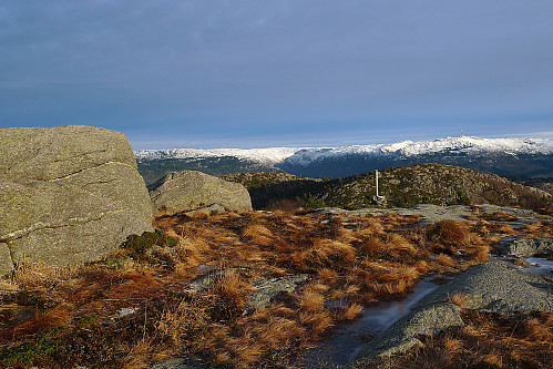 Varden på Gravdalsfjellet. Høyeste punkt knausen til venstre i bildet. Olsokfjellet i bakgrunnen, Ulriken enda lenger bak