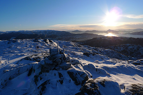Fra toppvarden på den nordligste toppen av Høgstefjellet mot sør. Lyderhorn i det fjerne.