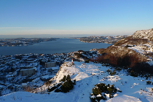 Toppenipa. Utsikt vestover Byfjorden. Askøy til høyre.