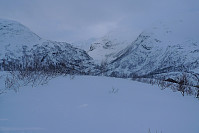 Fra Ørnaberget mot Slondalen (Ulvik) i sør. Vestflanken av Magnildnuten til venstre i bildet