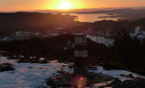 Fra Vardafjellet mot Fanafjorden i vest. Lysskarfjellet med anlegg på toppen skimtes i bakgrunnen til venstre