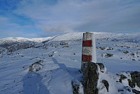 Varden på Flåfjellet mot Skavdalsfjellet og Livarden helt i bakgrunnen.