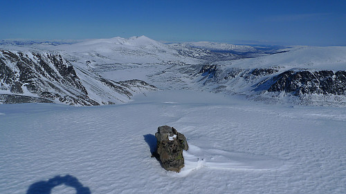 Sør for Nørdre Blåbreahøe. Utsikt mo ØNØ mot Blåtjønnin dekket av is og snø og Nautgardstind helt i bakgrunnen.