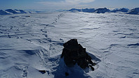 Foto tatt fra den største varden på Søre Blåbreahøe mot den minste. Semeltinden i bakgrunnen litt mot høyre.
