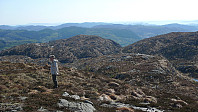 På vei ned fra Skardalsfjellet. Stordalsfjellet til venstre for skaret i bakgrunnen, Flåfjellet mot høyre.