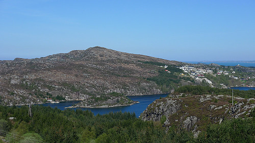 Spjeldsfjellet sett fra Knappskogfjellet. Bebyggelsen på Spjeld til høyre.
