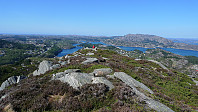 Utsikt nordover Sotra mot Kvalvågen og Skogsvågen fra Sangolthornet. Liatårnet i bakgrunnen til høyre