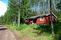 Matpause ved den røde hytten i skogen