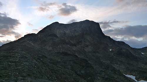 Stivalg mot Surtningssue. Raudhamran sett fra SØ. Godt merket sti går bratt opp SØ ryggen, senere i fjellskråningen litt til høyre for den vesle toppen til venstre helt i bakgrunnen