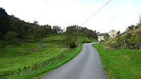 Sti til Borefjell begynner oppe til venstre
