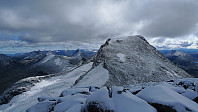 Store Rauddalstinden sett fra Vestre. I bakgrunnen fra venstre Skardalseggje, Austre Rauddalstinden, St. Rauddalaseggje og St. Rauddalstinden som dominerer mot høyre i bakgrunnen 