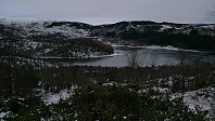 Utsikt østover mot Myrdalsvannet fra Floråsen. Totlandsfjellet i bakgrunnen til venstre.