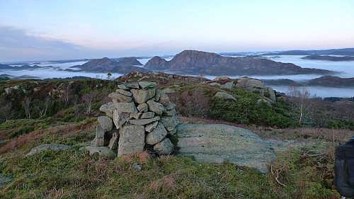 Varden på Røysetfjellet. Øyjordsfjellet og Gaustadfjellet stikker opp av tåken i nord