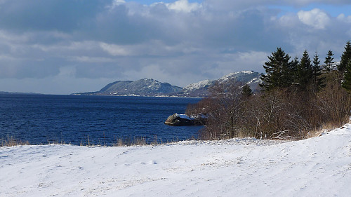 Utsikt fra Hatlemstranda vestover mot Fjellstjørnryggen midt i bildet og Sørbøheia til høyre