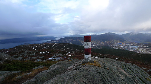 Fra toppen av Storsåta mot Herdla i NV. Høgstefjellet og Veten i Åsane mot høyre i bakgrunnen. GPS 0299565 6706960