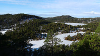 Utsikt mot NV fra litt nedenfor toppen av Sveåsen. Skogstoppen helt til venstre i bildet er Lauvåsen
