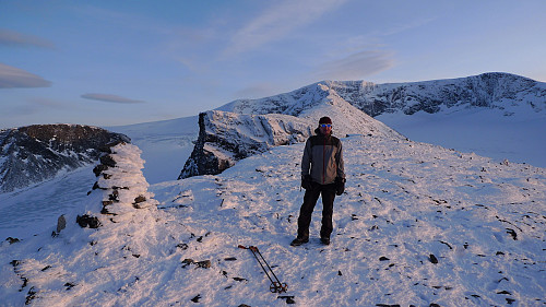Jan og Dronningje i begynnende solnedgang med Trollsteineggje og Glittertindmassivet i bakgrunnen